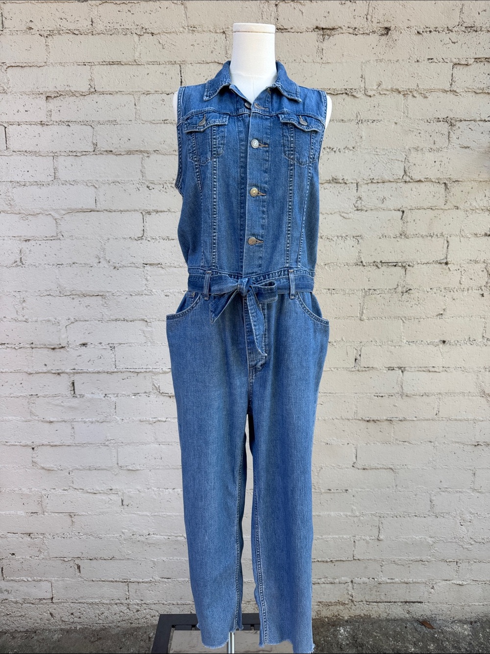 Levi's Cropped Taper Jumpsuit Sleeveless Medium Wash Size M - Picture 3 of 13